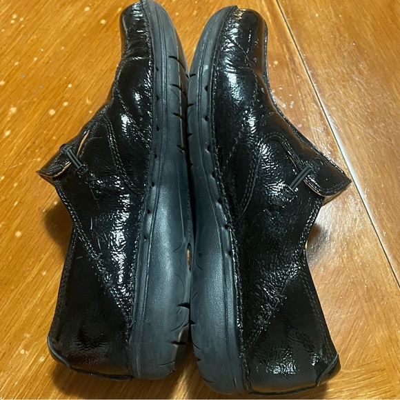 Clarks Unstructured Black Patent Leather Slip On Comfort Shoes Size 7 Minimalist - Picture 7 of 8